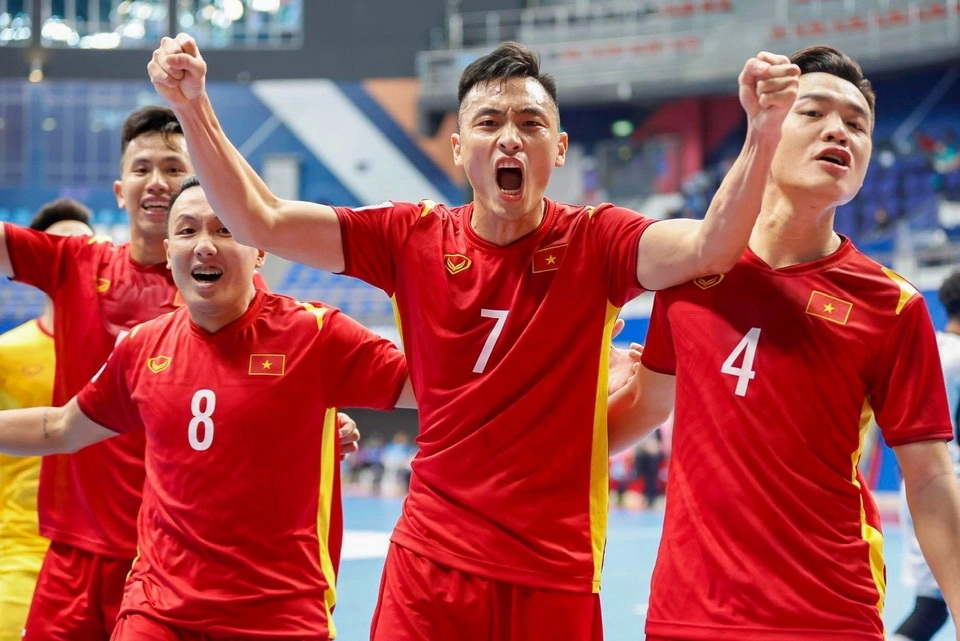 Kịch bản để tuyển futsal Việt Nam vào tứ kết giải châu Á: (Futsal) Futsal là môn thể thao nhanh nhẹn và kịch tính. Các cầu thủ futsal của Việt Nam sẽ cố gắng hết sức để vào tứ kết giải châu Á. Hãy cùng thưởng thức pha bóng thông minh và kỹ thuật của các cầu thủ futsal Việt Nam để xem họ sẽ đạt được mục tiêu đó như thế nào.