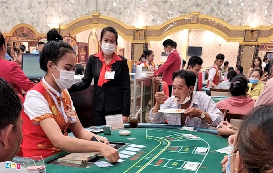 Các sòng bạc lớn tại Campuchia đã trở thành một trong những điểm đến yêu thích của những người nghiện đánh bạc. Với không gian sang trọng và các trò chơi đánh bạc đa dạng, khu vực casino Campuchia đang ngày càng thu hút sự quan tâm của đông đảo khách du lịch. Hãy cùng khám phá những hình ảnh ấn tượng của casino Campuchia.