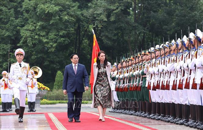 Thủ tướng Phạm Minh Chính và Thủ tướng New Zealand Jacinda Ardern duyệt đội danh dự Quân đội nhân dân Việt Nam. Ảnh: Dương Giang/TTXVN