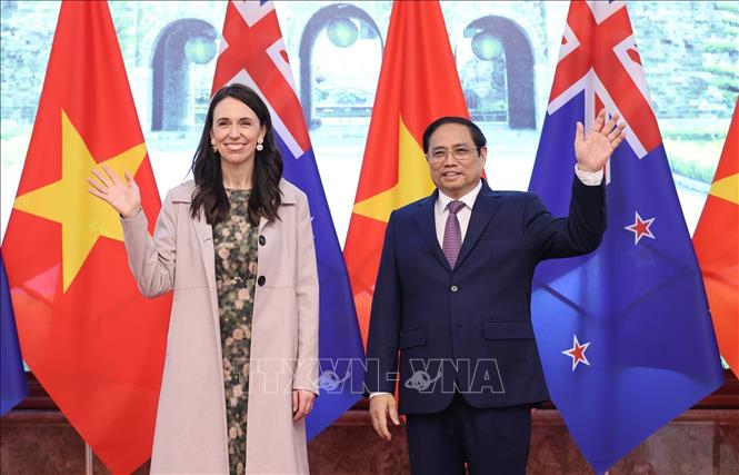 Thủ tướng Phạm Minh Chính và Thủ tướng New Zealand Jacinda Ardern. Ảnh: Dương Giang/TTXVN