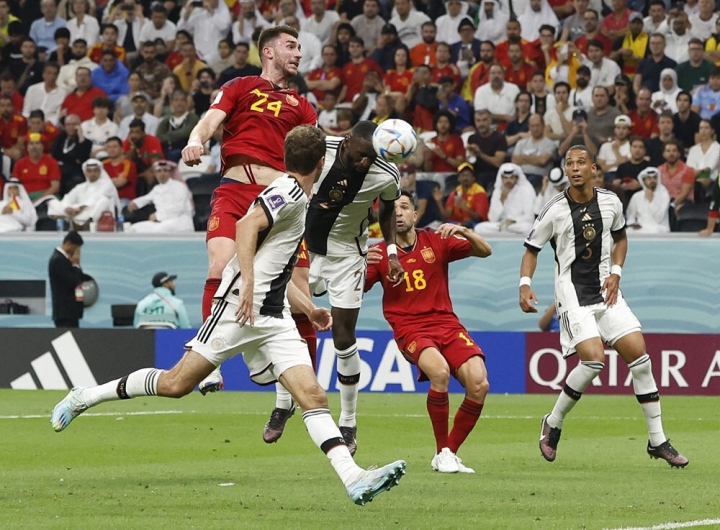 Chia điểm với Tây Ban Nha, tuyển Đức nuôi hy vọng qua vòng bảng - 1