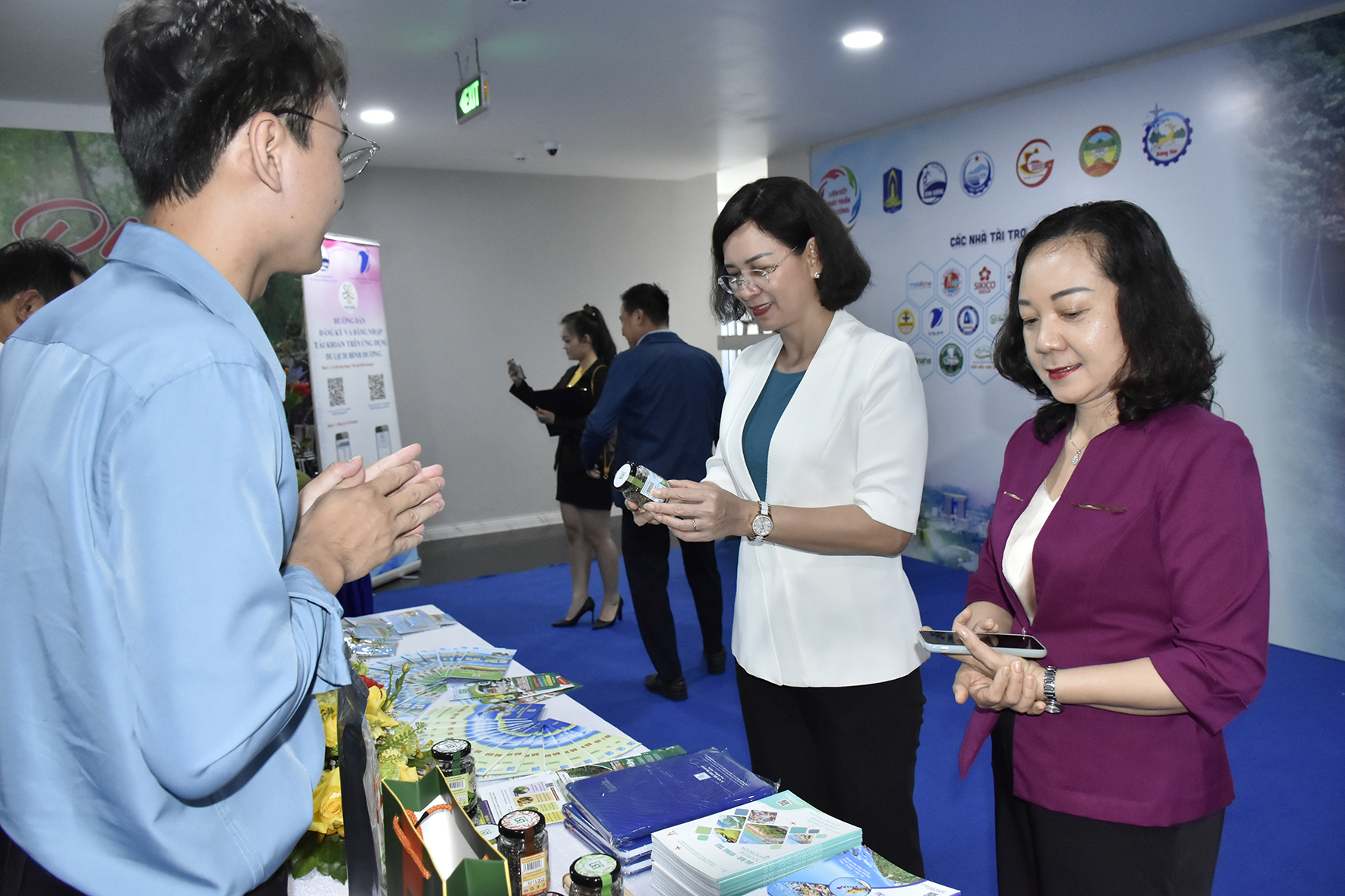 Đại biểu tham quan gian triển lãm giới thiệu sản phẩm tiêu Bầu Mây của Bà Rịa-Vũng Tàu.