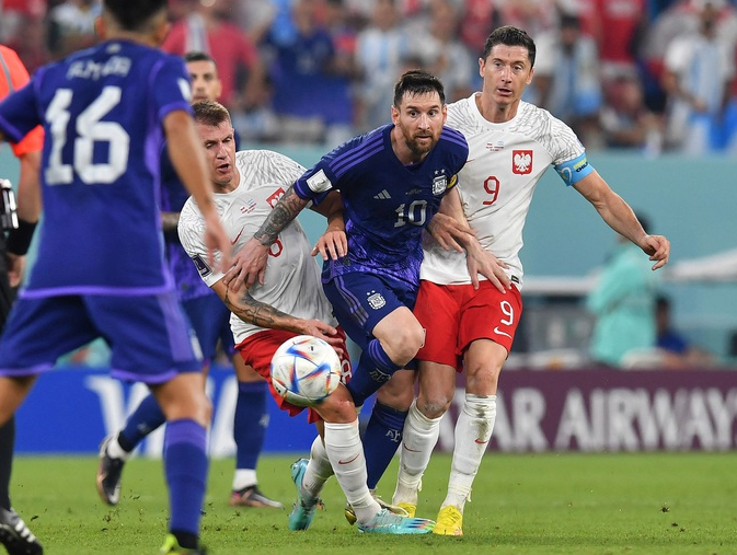 Messi sút hỏng penalty, Argentina dìu Ba Lan vào vòng 1/8 - Ảnh 1.