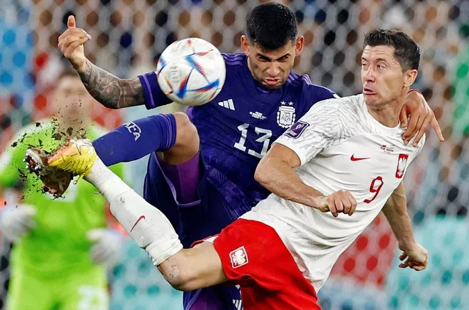 Messi sút hỏng penalty, Argentina dìu Ba Lan vào vòng 1/8 - Ảnh 2.