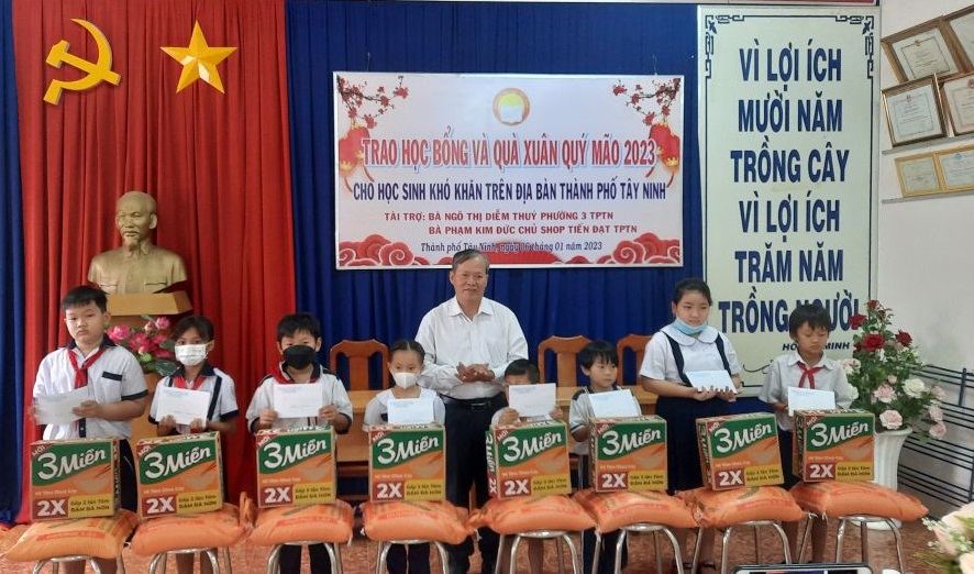 Trao học bổng và quà cho các em