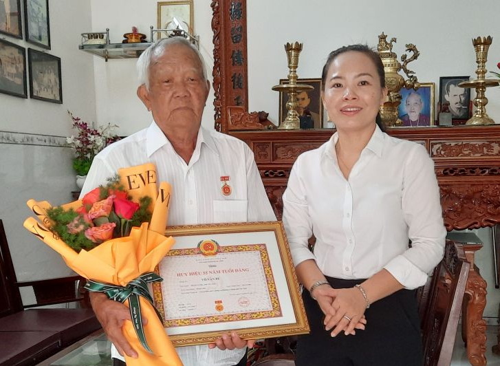 Bà Nguyễn Thị Hồng Loan-Phó Bí thư Thường trực Thành ủy Tây Ninh trao huy hiệu cho đảng viên Võ Văn Bé