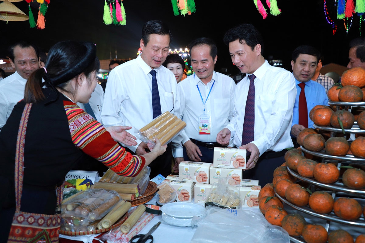 Các đồng chí lãnh đạo tỉnh cùng các đại biểu tham dự sự kiện tham quan gian hàng ẩm thực của các vùng miền tại Lễ hội.