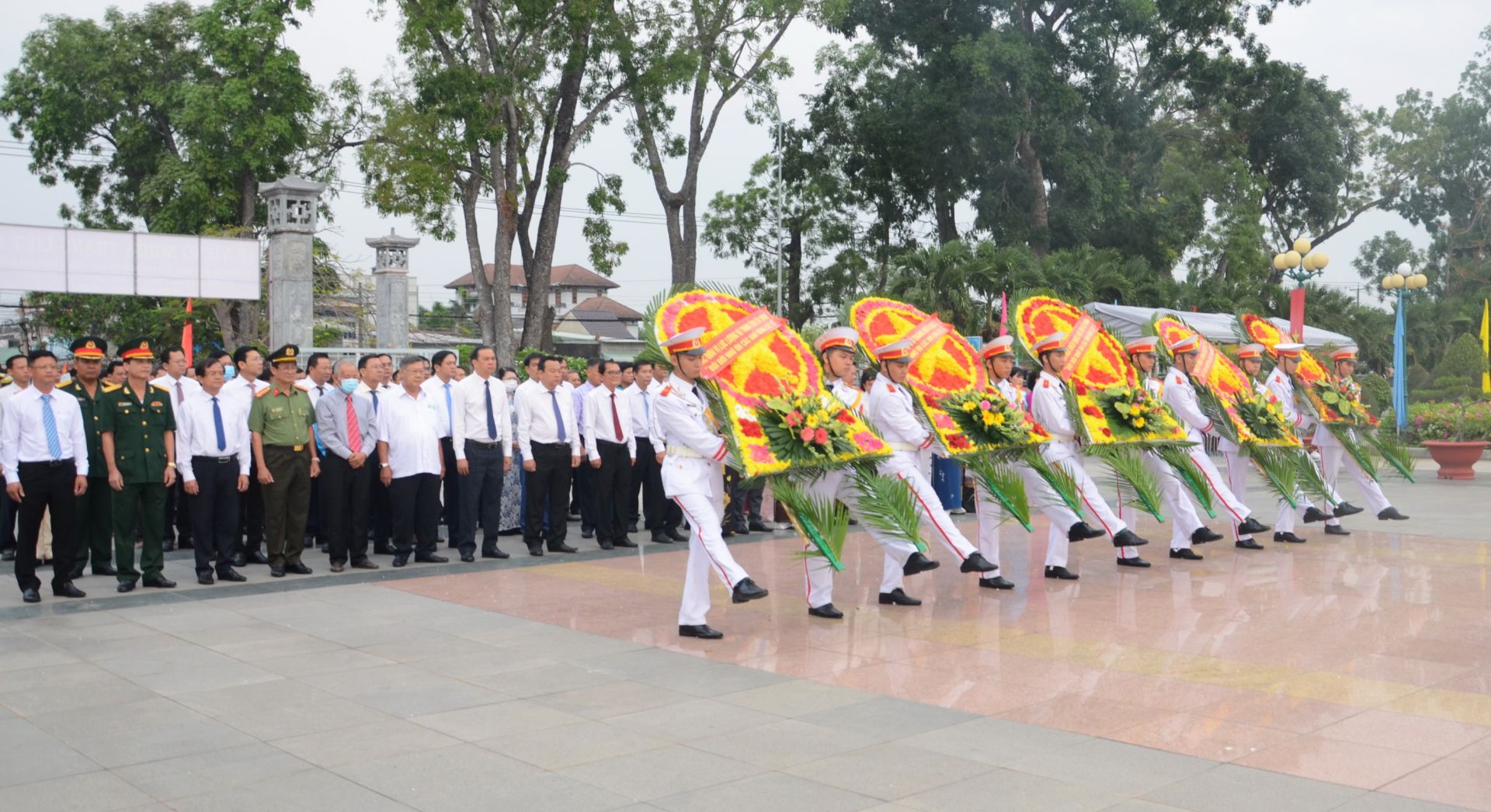 Lãnh đạo tỉnh: Dâng hương tưởng niệm các anh hùng liệt sĩ nhân ngày 30.4