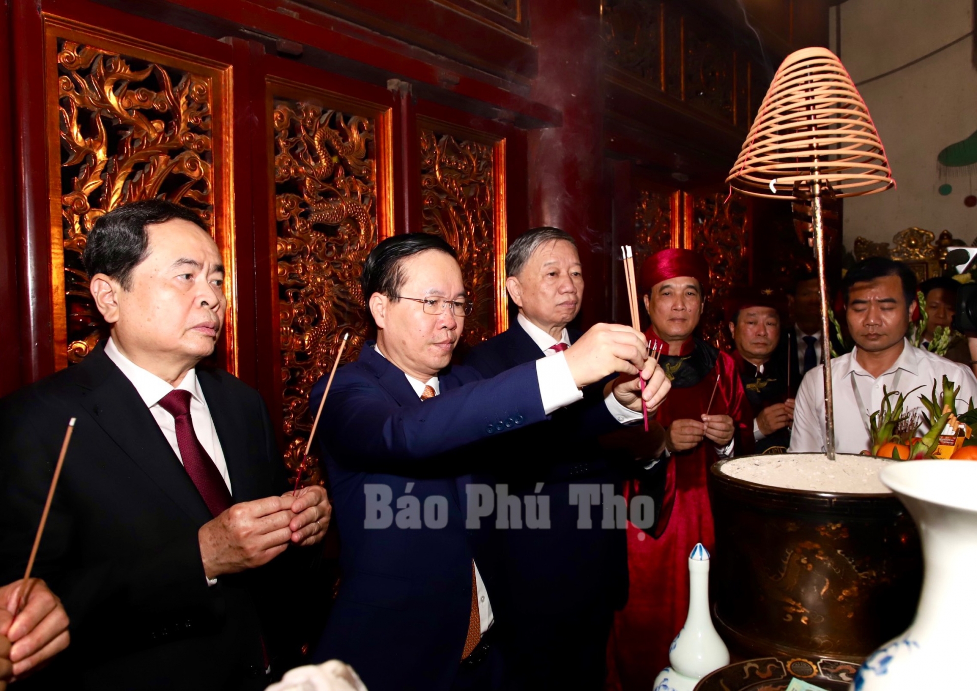 Chủ tịch nước Võ Văn Thưởng và các đại biểu dâng hương tưởng niệm các Vua Hùng.