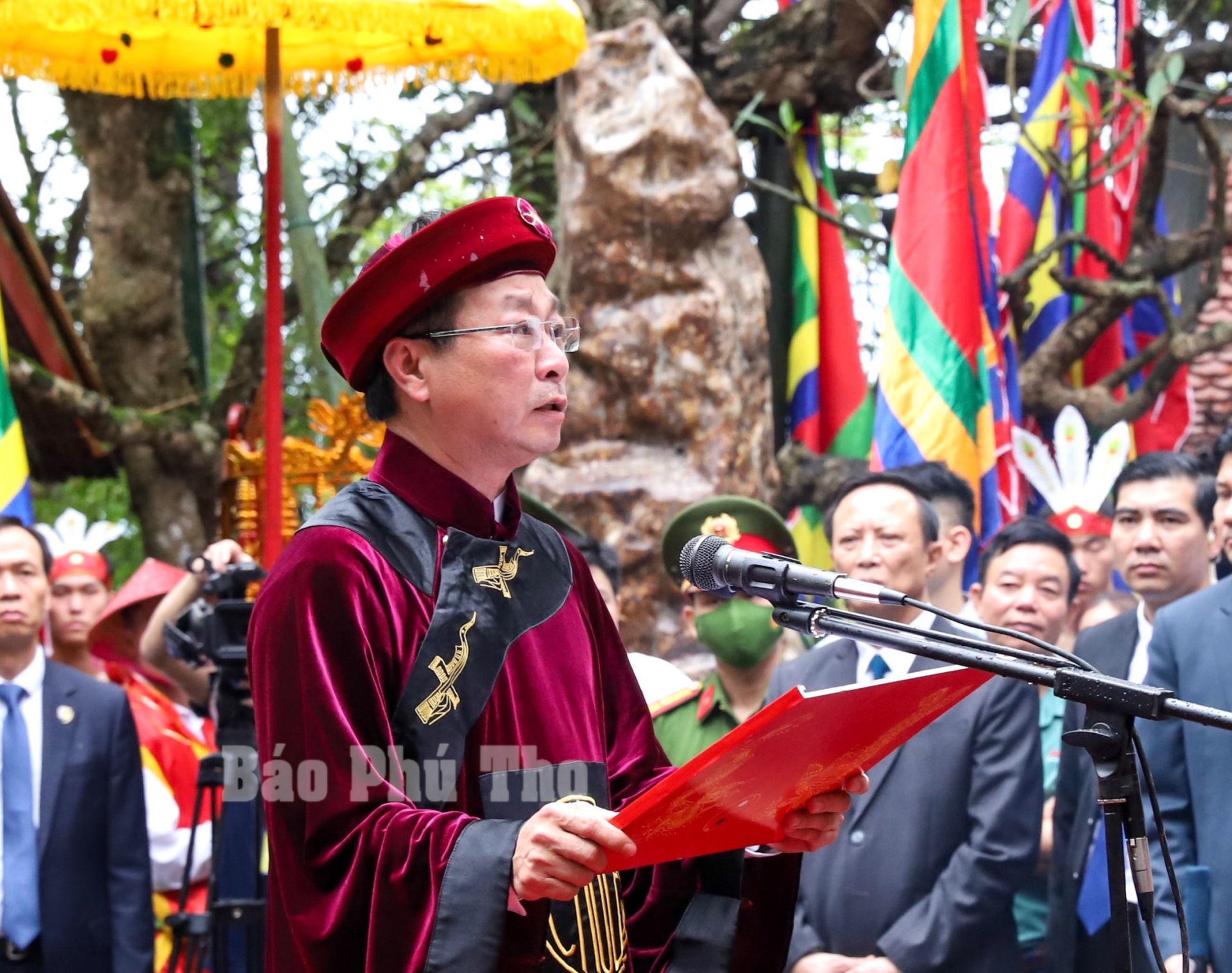 Đồng chí Bùi Văn Quang - Phó Bí thư Tỉnh ủy, Chủ tịch UBND tỉnh Phú Thọ, kính cẩn đọc Chúc văn tưởng niệm các Vua Hùng.