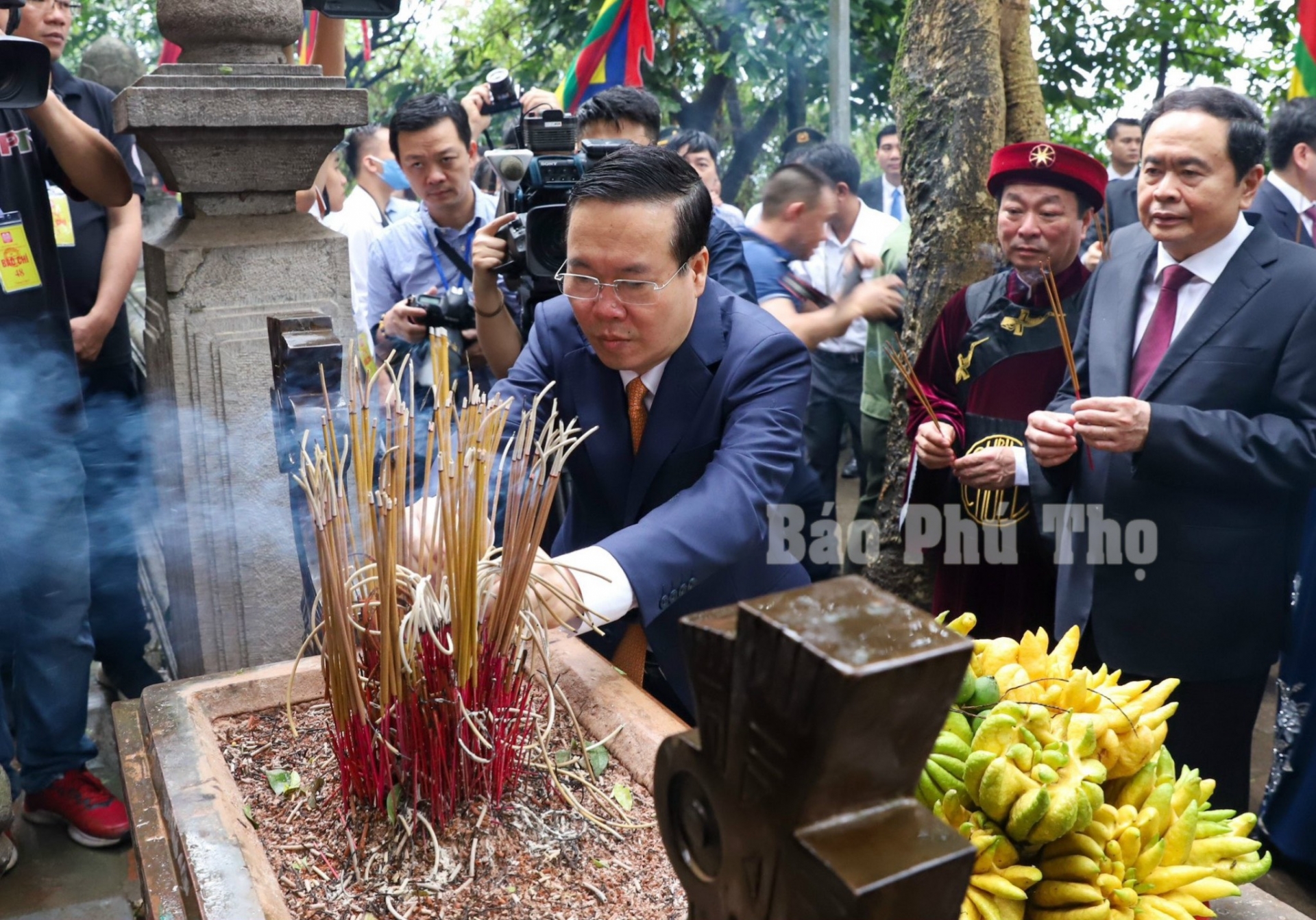 Chủ tịch nước Võ Văn Thưởng và các đại biểu thắp hương tại Lăng Hùng Vương.