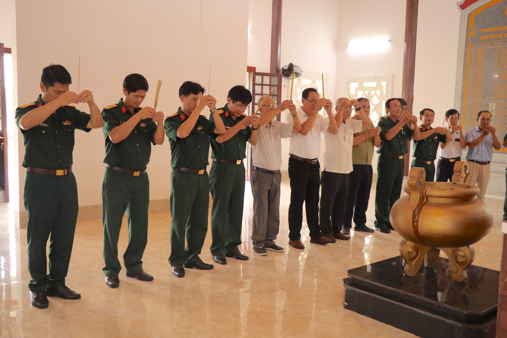 Các đồng chí Ban Liên lạc truyền thống (C2/45) và Ban CHQS TP. Tây Ninh thăm Di tích lịch sử - văn hoá Căn cứ biệt động thị xã Tây Ninh