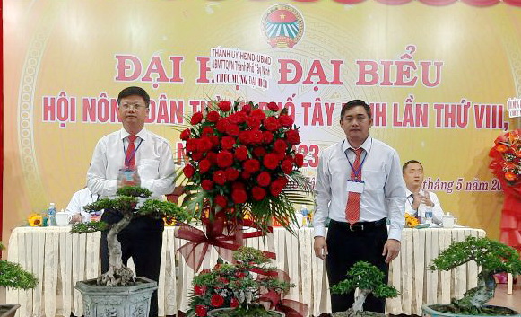 Ông Lê Minh Thế-Ủy viên Ban Thường vụ Tỉnh ủy-Bí thư Thành ủy tặng hoa chức mừng đại hội