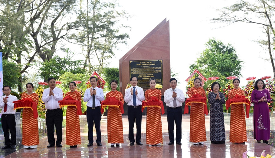 Lãnh đạo Trung ương, lãnh đạo tỉnh Bà Rịa  - Vũng Tàu cắt băng khánh thành công trình chỉnh trang Nghĩa trang Hàng Keo  (Côn Đảo) ngày 13/5/2022.