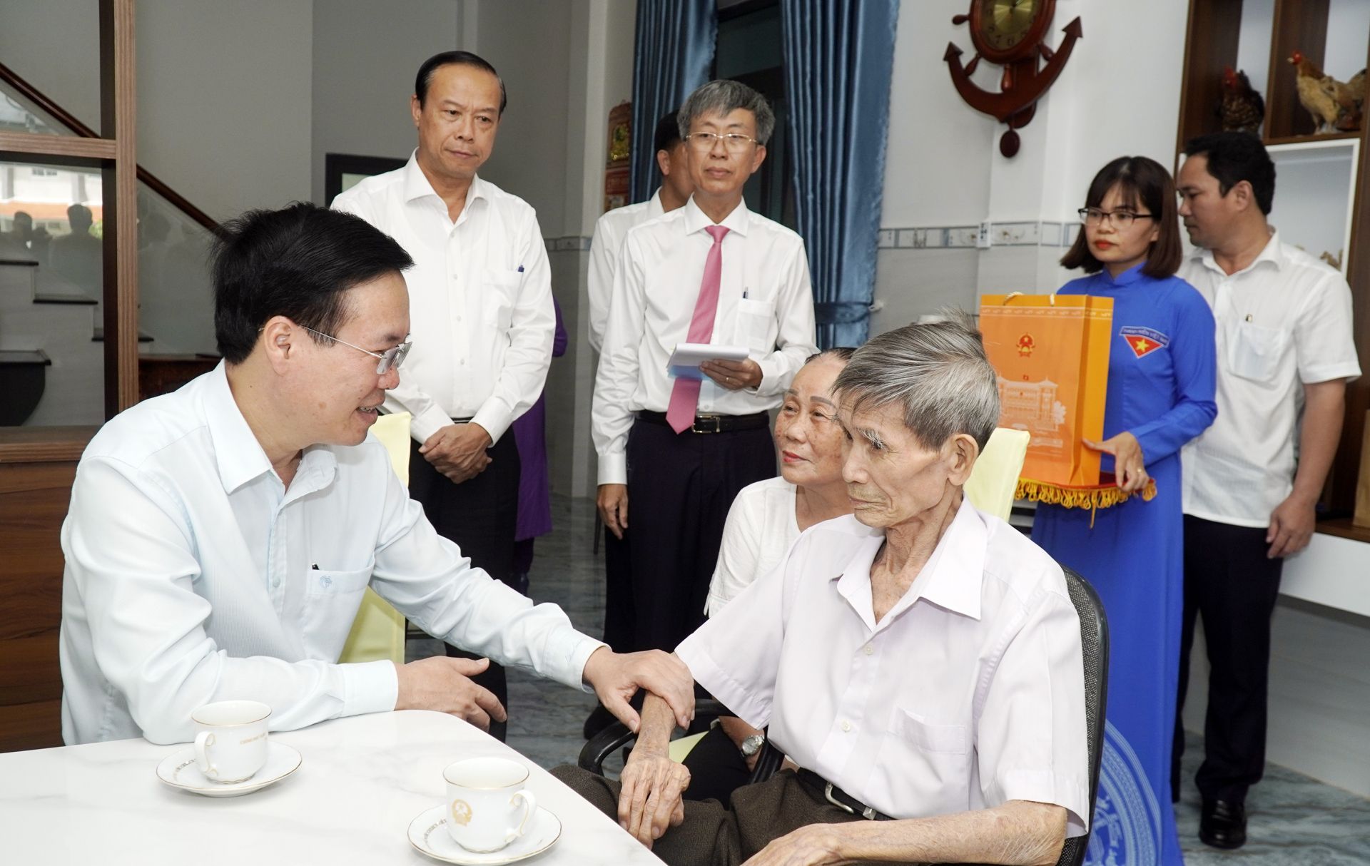 Chủ tịch nước Võ Văn Thưởng hỏi thăm sức khỏe cụ Nguyễn Xuân Viên, cựu tù chính trị đang sinh sống tại Côn Đảo.
