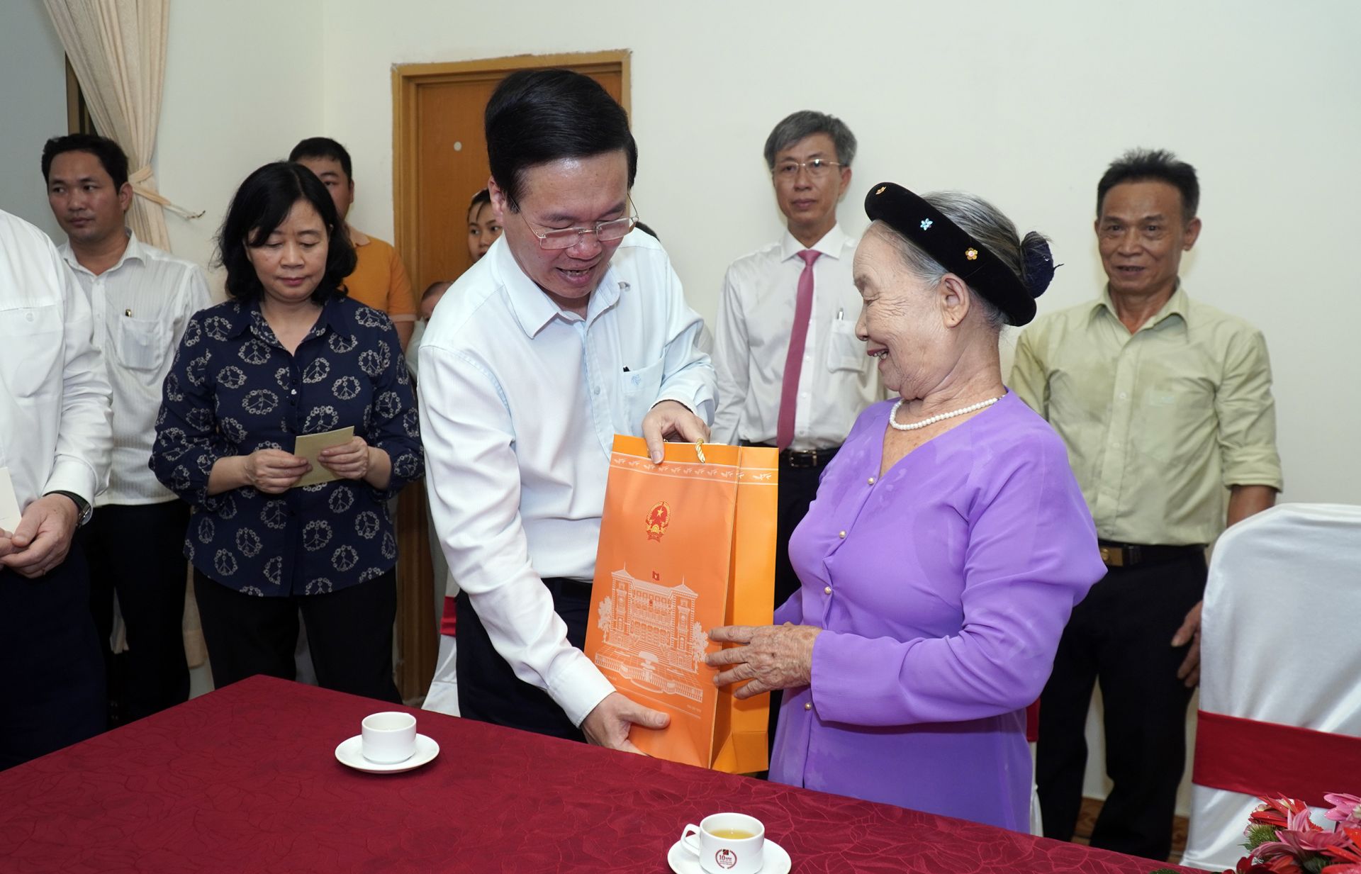 Chủ tịch nước Võ Văn Thưởng thăm, tặng quà bà 