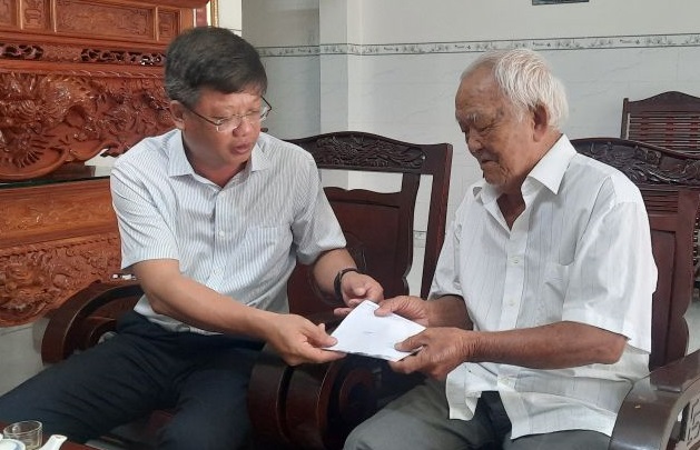 Ông Lê Minh Thế-Bí thư Thành ủy tặng quà cho ông Võ Văn Bé