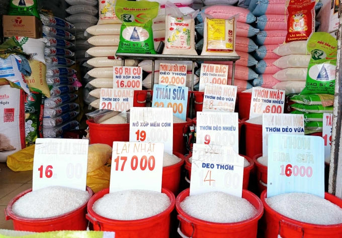 Giá các loại gạo tại cửa hàng trên đường Lê Đức Thọ (Gò Vấp) được điều chỉnh tăng cuối tháng 7. Ảnh: Thi Hà