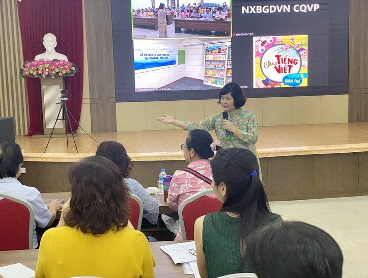 TS Nguyễn Thụy Anh tập huấn cho giáo viên dạy tiếng Việt từ 16 quốc gia và vùng lãnh thổ - Ảnh: VĨNH HÀ