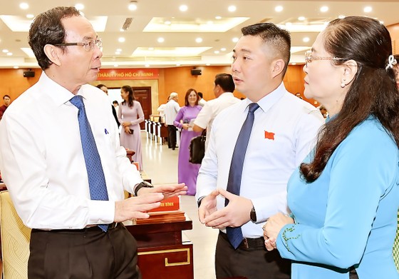 Bí thư Thành ủy TPHCM Nguyễn Văn Nên trao đổi với Chủ tịch HĐND TPHCM Nguyễn Thị Lệ tại kỳ họp thứ 11 HĐND TPHCM khóa X vào ngày 19-9. Ảnh: VIỆT DŨNG ảnh 1