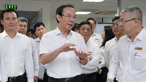 Đồng chí Nguyễn Văn Nên trao đổi với các đại biểu khi tham quan Trung tâm Điều độ hệ thống điện TPHCM vào ngày 6-7-2023. Ảnh: HOÀNG HÙNG ảnh 2