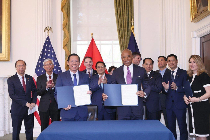 Thủ tướng Phạm Minh Chính chứng kiến lễ ký bản ghi nhớ thiết lập quan hệ kết nghĩa giữa TP.HCM và thành phố New York - Ảnh: CTV