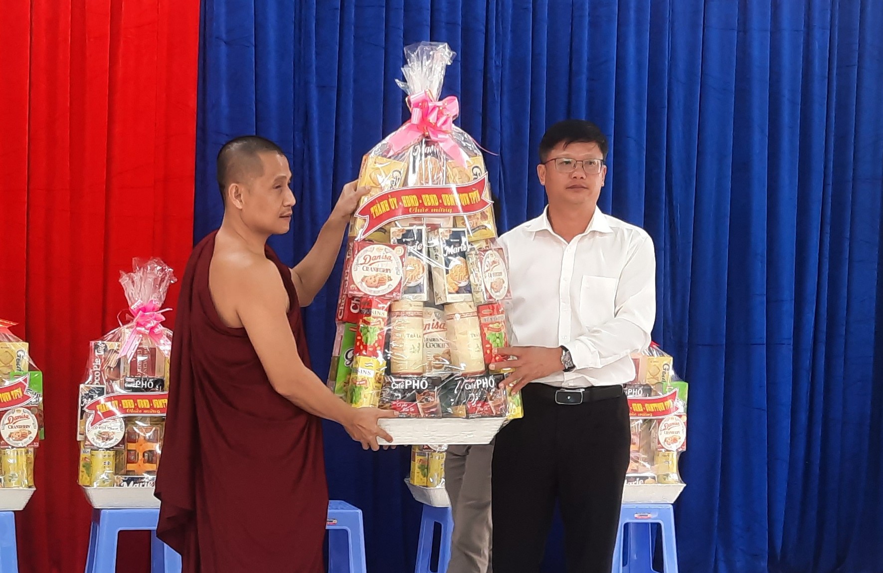 Ông Lê Minh Thế-Uỷ viên Ban Thường vụ tỉnh ủy, Bí thư Thành ủy tặng quà Ban quản trị chùa Khedol