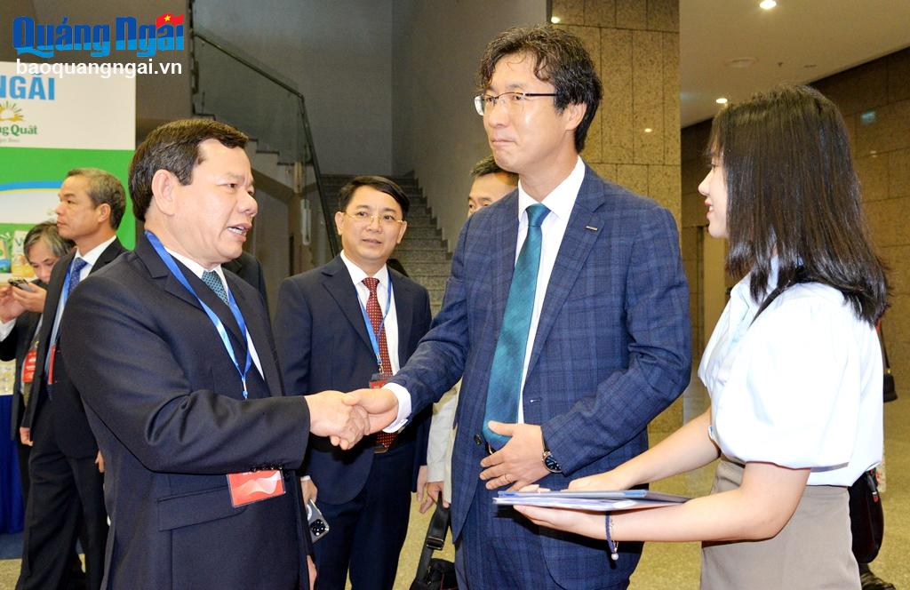 Chủ tịch UBND tỉnh Đặng Văn Minh chào xã giao, trao đổi với lãnh đạo Công ty Doosan Vina.