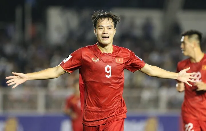 Văn Toàn ghi bàn cho đội tuyển Việt Nam.