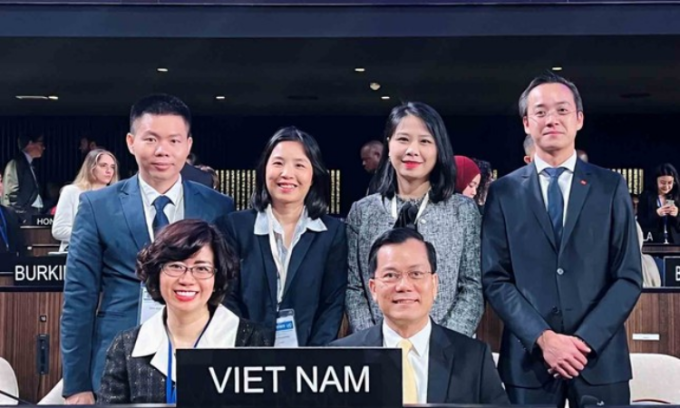 Thứ trưởng Ngoại giao Hà Kim Ngọc (hàng đầu từ phải sang) dự kỳ họp Đại hội đồng lần thứ 24 các quốc gia thành viên Công ước Bảo vệ Di sản Văn hóa và Thiên nhiên Thế giới. Ảnh: BNG