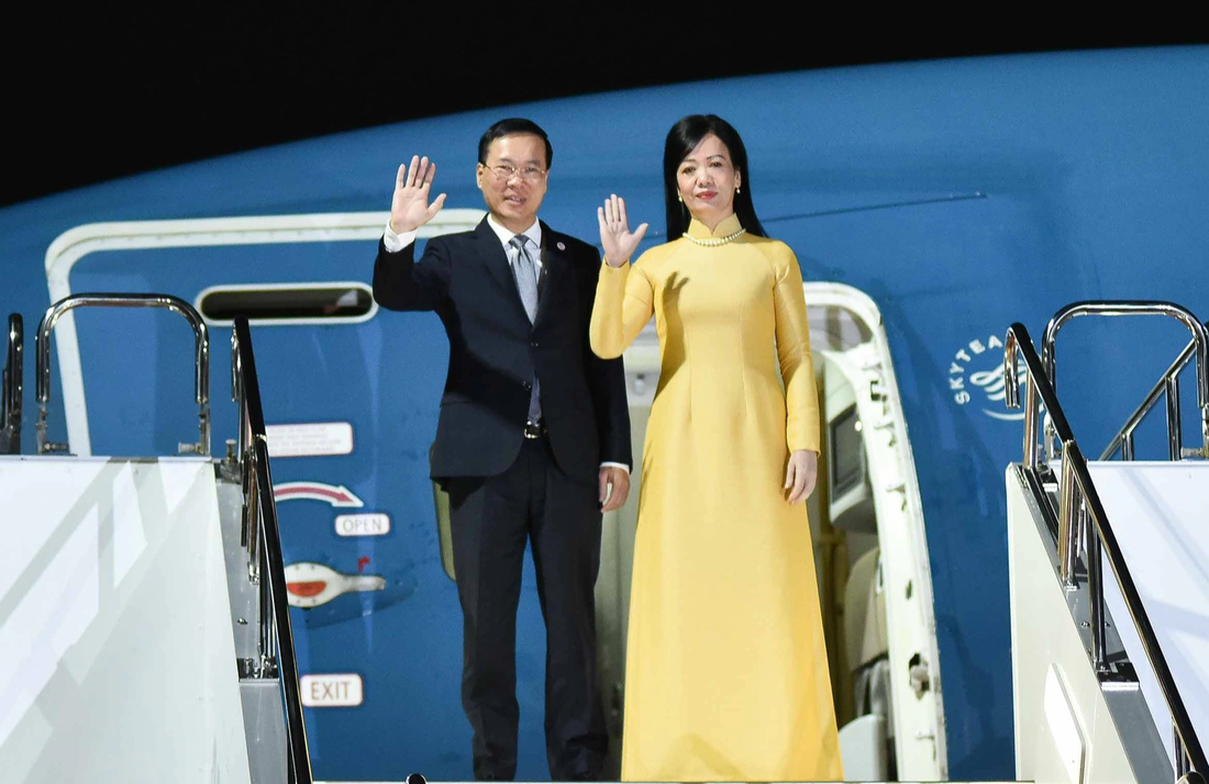 Chủ tịch nước Võ Văn Thưởng và phu nhân Phan Thị Thanh Tâm vẫy tay chào các quan chức Nhật Bản, Việt Nam đang chờ đón đoàn tại sân bay Hadena tối 26-11 - Ảnh: NGUYỄN HỒNG/Báo Thế Giới và Việt Nam