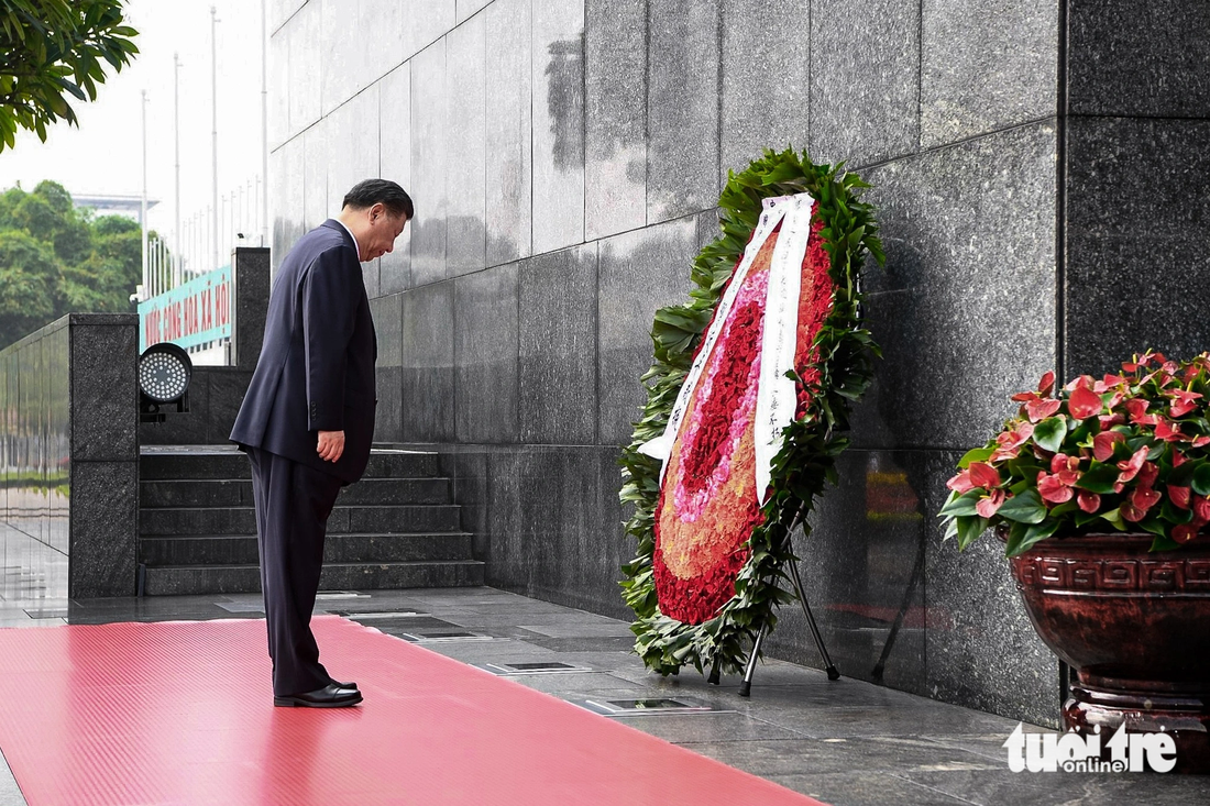 Tổng bí thư, Chủ tịch Trung Quốc Tập Cận Bình vào lăng viếng Chủ tịch Hồ Chí Minh sáng 13-12 - Ảnh: NAM TRẦN