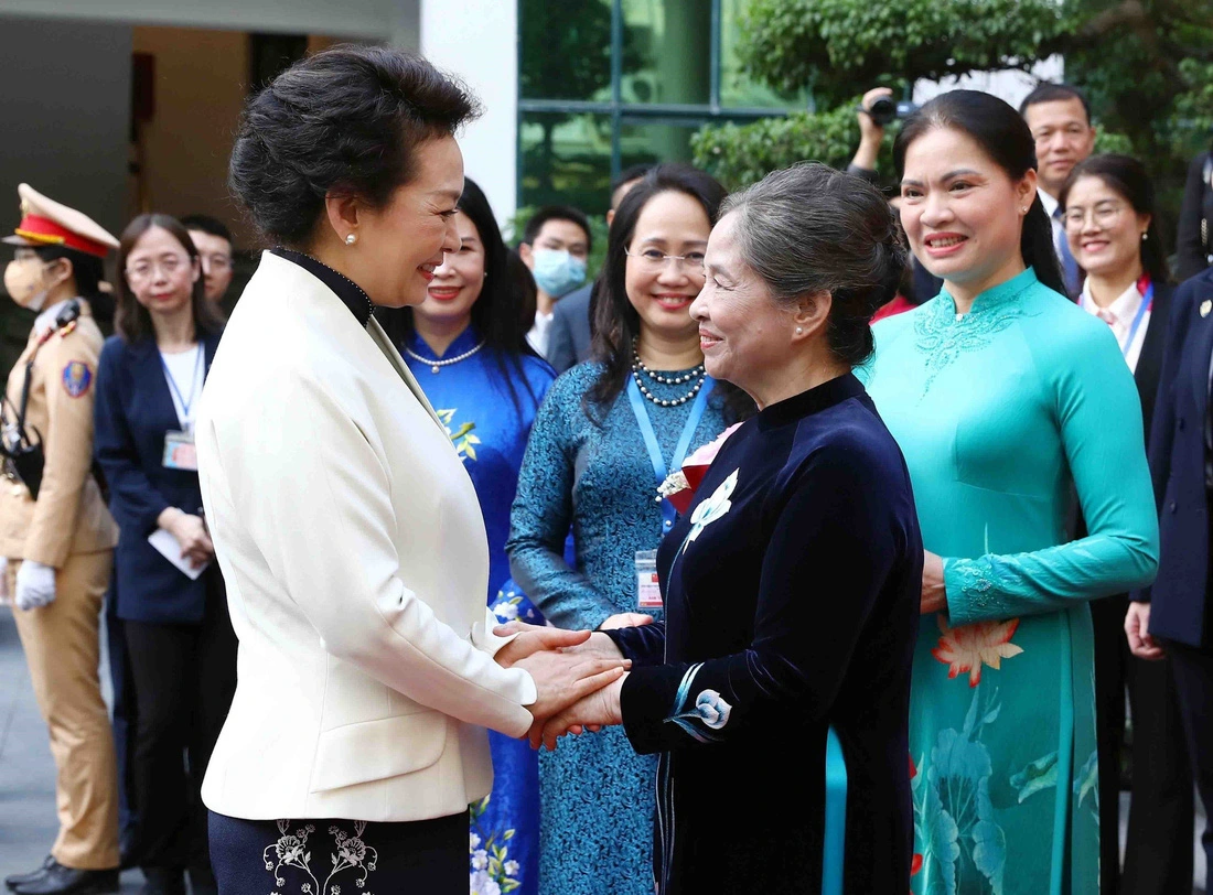 Phu nhân Tổng Bí thư Nguyễn Phú Trọng (phải) đón Phu nhân Tổng Bí thư, Chủ tịch nước Trung Quốc Tập Cận Bình tới thăm Bảo tàng Phụ nữ Việt Nam - Ảnh: TTXVN
