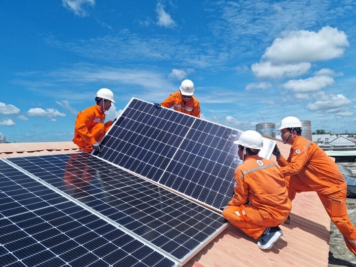 Cán bộ Tổng Công ty Điện lực TP.HCM lắp đặt hệ thống điện mặt trời trên mái nhà. (Ảnh: EVN)