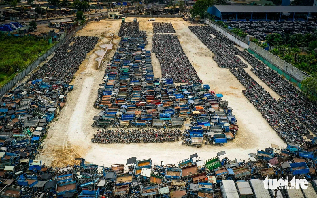 Hàng ngàn xe tang vật, xe vi phạm lưu cữu tại kho tạm giữ phương tiện của Công an quận Bình Tân (phường Tân Tạo, quận Bình Tân, TP.HCM) phủ bụi dày, xám xịt - Ảnh: QUANG ĐỊNH