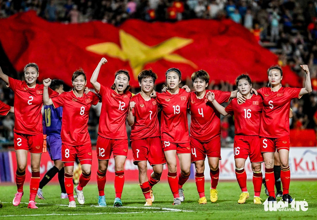 Với chiến thắng 2-0 trước Myanmar trong trận chung kết tối 15-5, tuyển nữ Việt Nam đoạt HCV bóng đá nữ và lập kỷ lục 4 lần liên tiếp vô địch SEA Games - Ảnh: NAM TRẦN