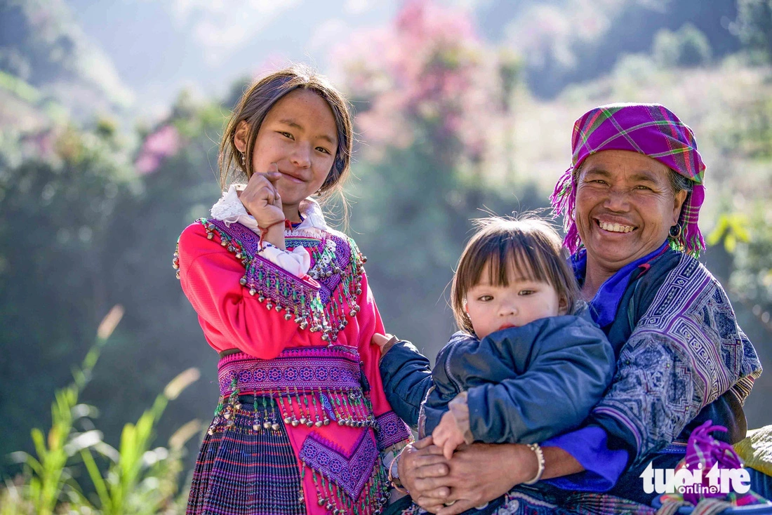 Một gia đình người Mông tại xã La Pán Tẩn, Mù Cang Chải (Yên Bái) - Ảnh: NAM TRẦN 