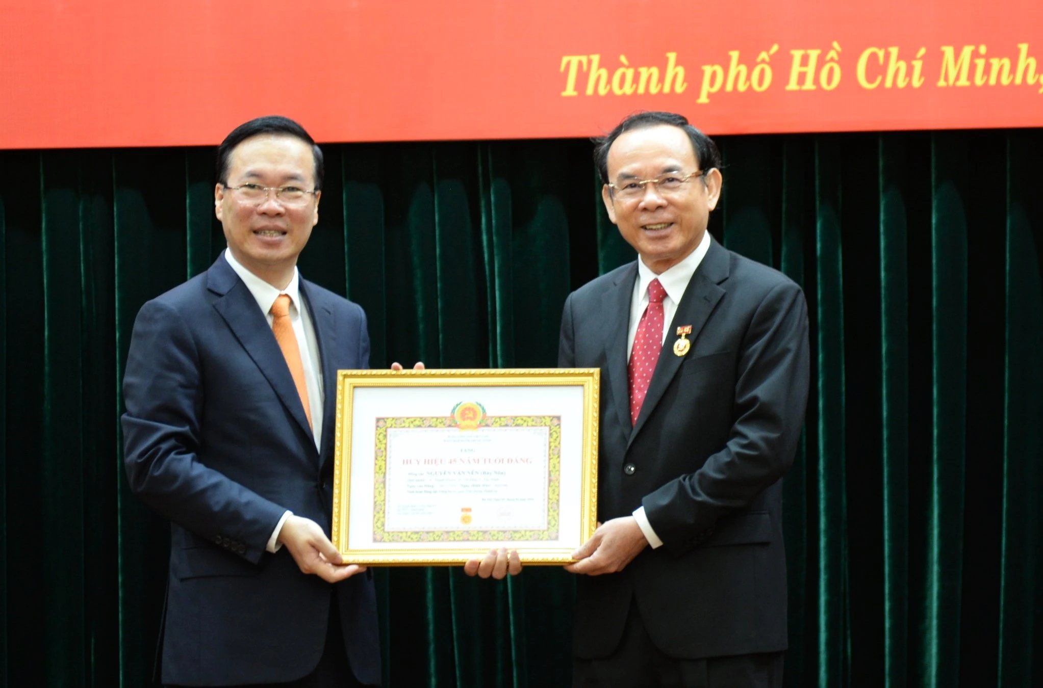 Chủ tịch nước trao huy hiệu 45 năm tuổi Đảng cho Bí thư Nguyễn Văn Nên- Ảnh 1.