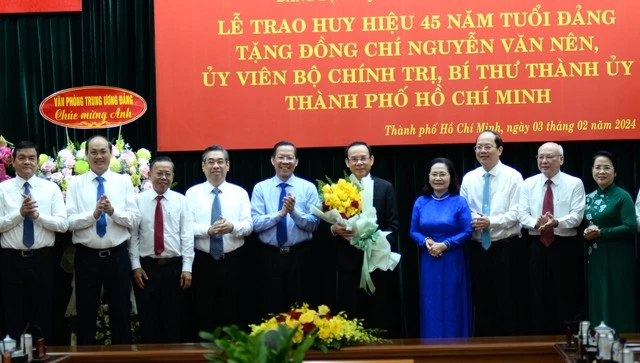 Chủ tịch nước trao huy hiệu 45 năm tuổi Đảng cho Bí thư Nguyễn Văn Nên- Ảnh 2.