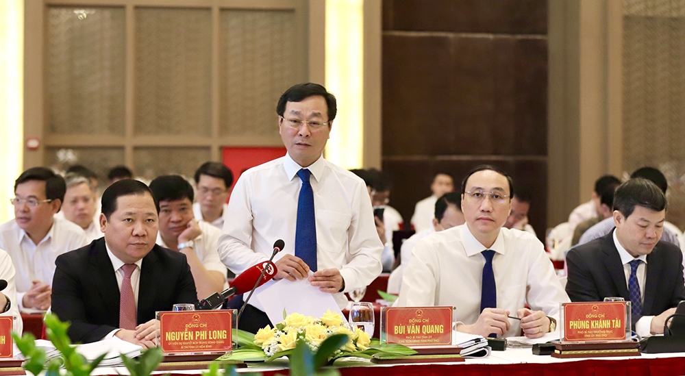 Đồng chí Bùi Văn Quang - Phó Bí thư Tỉnh ủy, Chủ tịch UBND tỉnh phát biểu tham luận tại hội nghị.