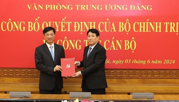 Thượng tướng Nguyễn Duy Ngọc (trái) nhận quyết định phân công của Bộ Chính trị từ đại tướng Lương Cường, Ủy viên Bộ Chính trị, Thường trực Ban Bí thư. Ảnh: TTXVN