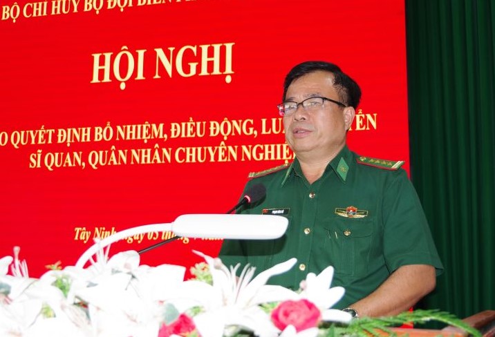  Đại tá Phạm Văn Cờ - Phó Chỉ huy trưởng, Tham mưu trưởng Bộ đội Biên phòng Tây  Ninh phát biểu tại hội nghị