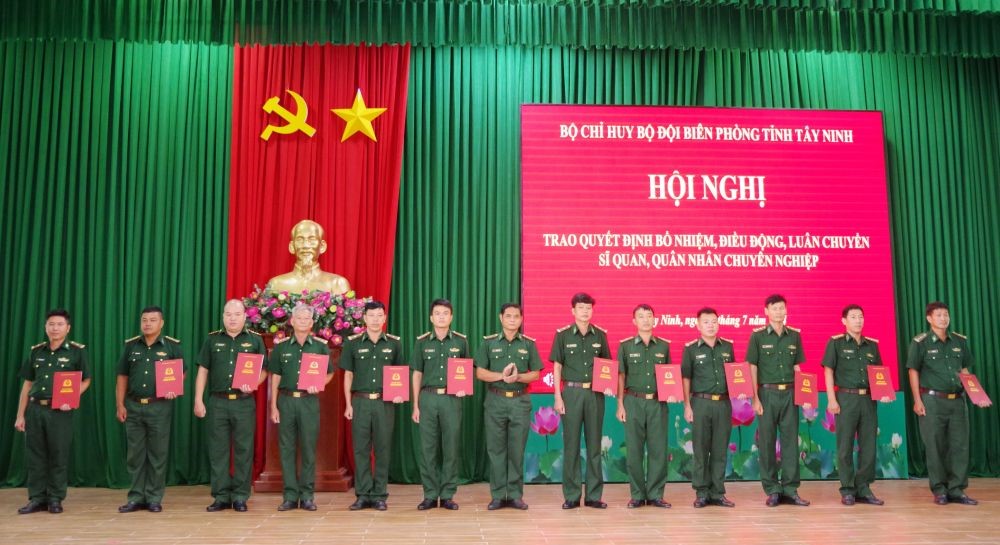 Thượng tá Trần Văn Thuôn - Phó Chủ nhiệm Chính trị Bộ đội Biên phòng Tây Ninh trao quyết định cho các cá nhân nhận quyết định  bổ nhiệm, điều động, luân chuyển năm 2024