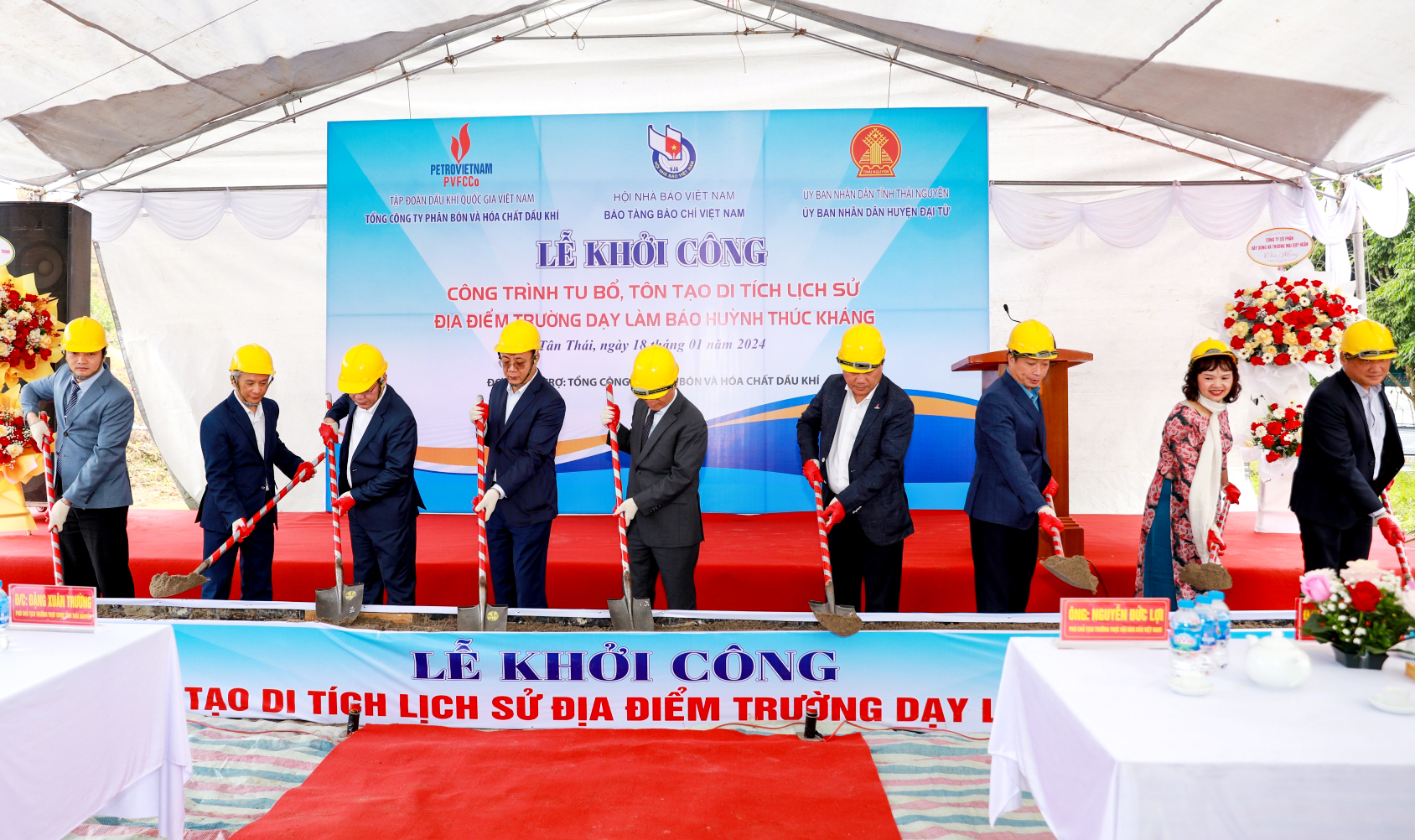 Các đại biểu thực hiện nghi thức động thổ khởi công công trình tu bổ, tôn tạo Di tích lịch sử Quốc gia Địa điểm Trường dạy làm báo Huỳnh Thúc Kháng (ngày 18/1/2024). Ảnh: T.L