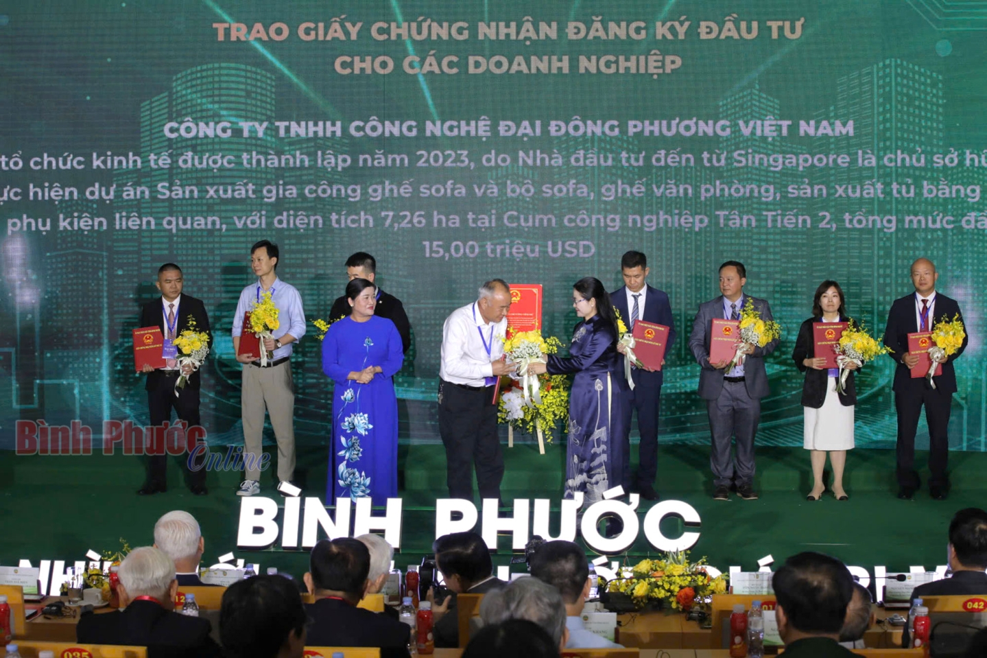 https://media.baobinhphuoc.com.vn/upload/news/12_2024/hinh_2_trao_qd_12125214122024.jpg