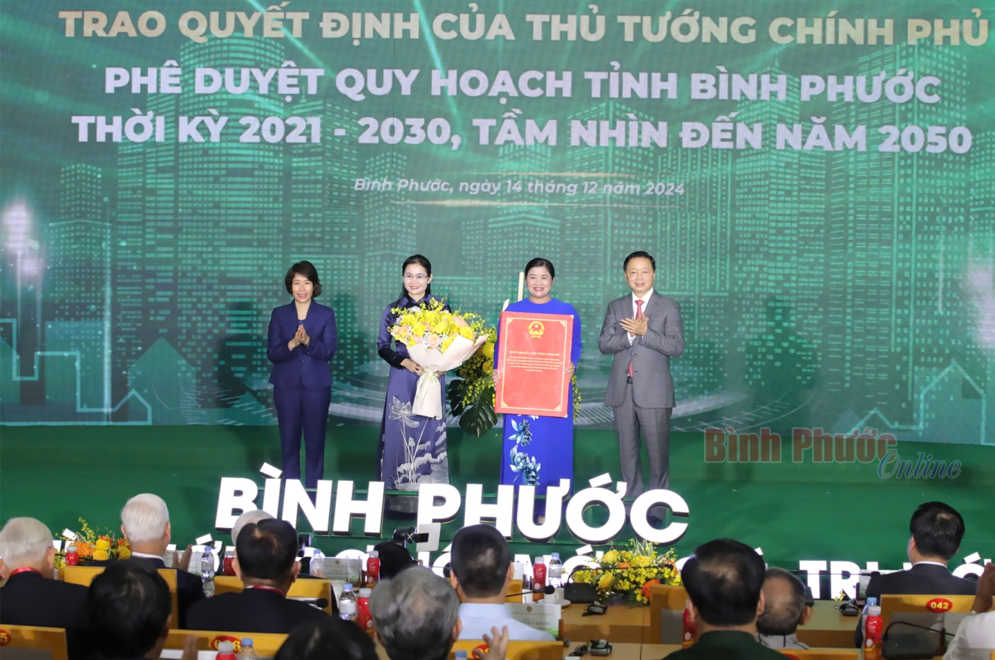 https://media.baobinhphuoc.com.vn/upload/news/12_2024/hinh_b_tin_4_trao_quyet_dinh_11210314122024.jpg