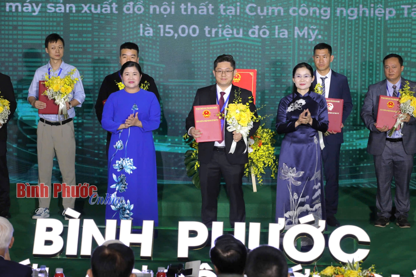 https://media.baobinhphuoc.com.vn/upload/news/12_2024/hinh_3_trao_qd_12125914122024.jpg