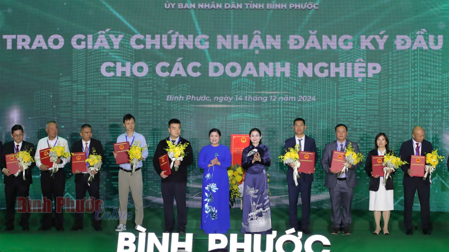 https://media.baobinhphuoc.com.vn/upload/news/12_2024/hinh_6_trao_qd_12131614122024.jpg