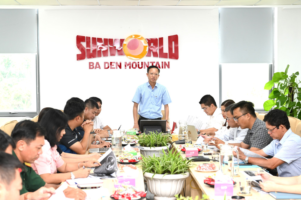 Ông Trần Anh Minh, Giám đốc Sở VHTT&DL phát biểu tại cuộc họp