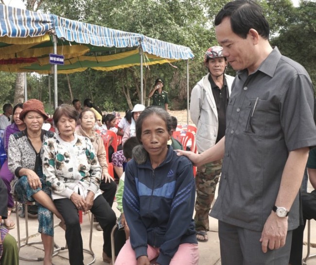 Bí thư Tỉnh ủy Tây Ninh Trần Lưu Quang thăm hỏi bà con Campuchia đến khám chữa bệnh tại Trạm quân dân y.